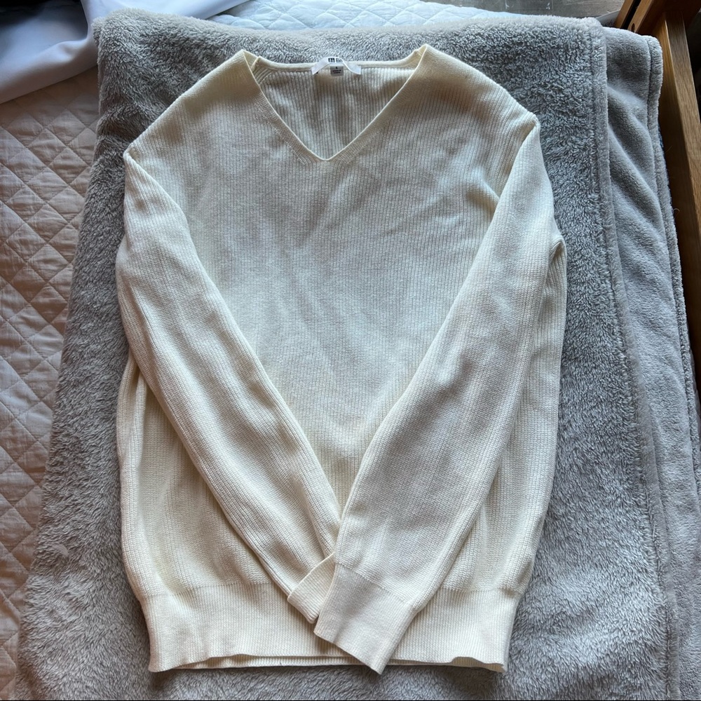 UNIQLO Size S V Neck White Sweater
